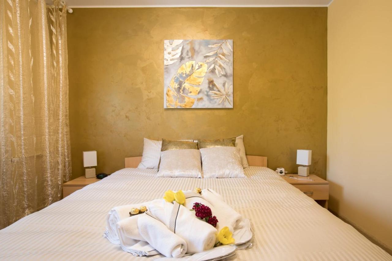 Golden Apartment Baneasa Bucarest Extérieur photo